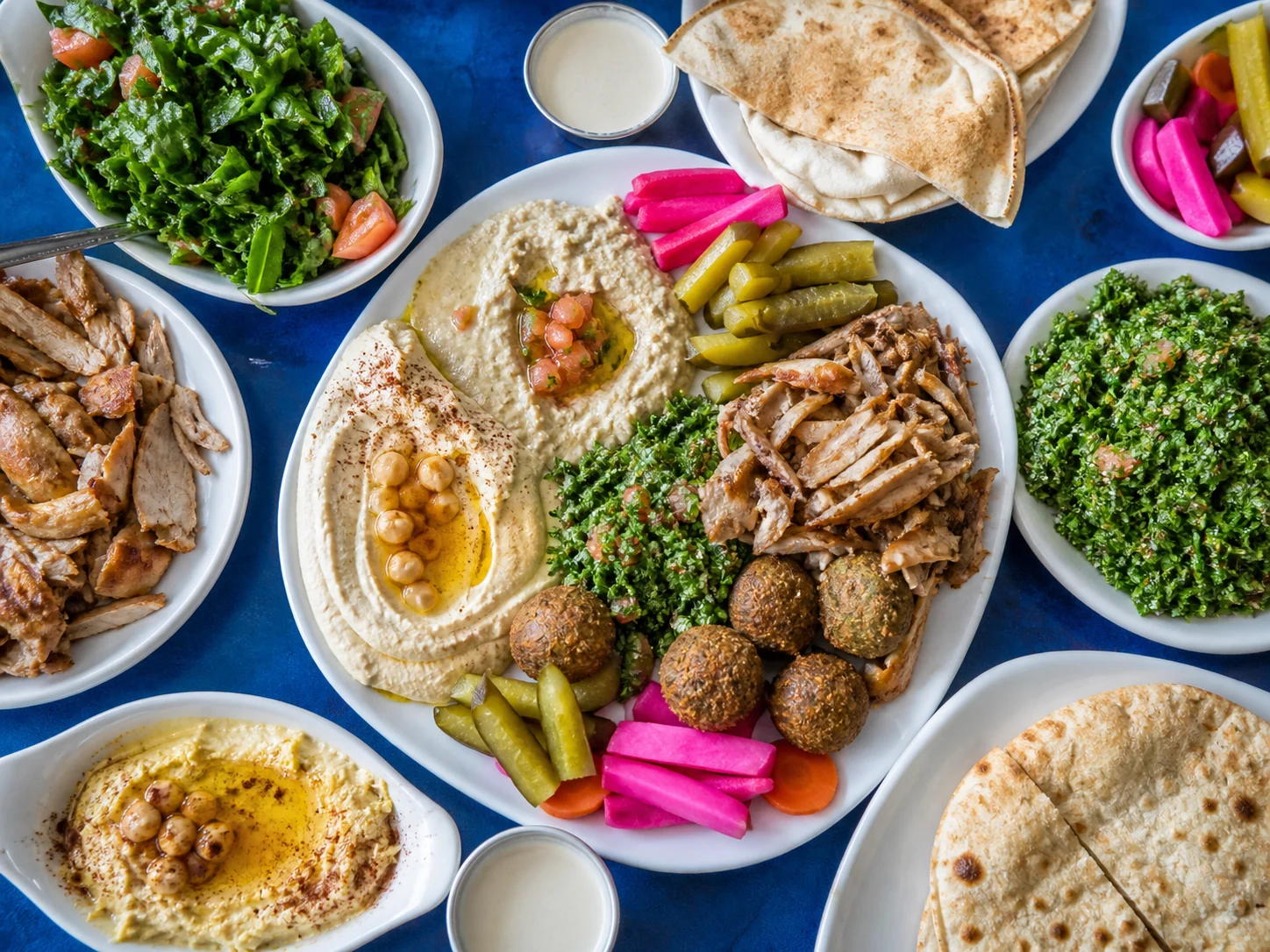 Syrische Platte mit Falafel, Schawarma, Hummus und Tabbouleh